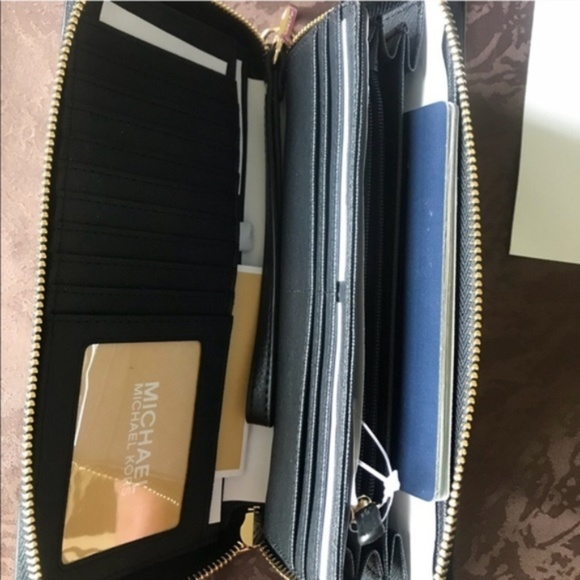 Michael Kors Jet Set Travel Black Wallet Wristlet - Picture 3 of 6